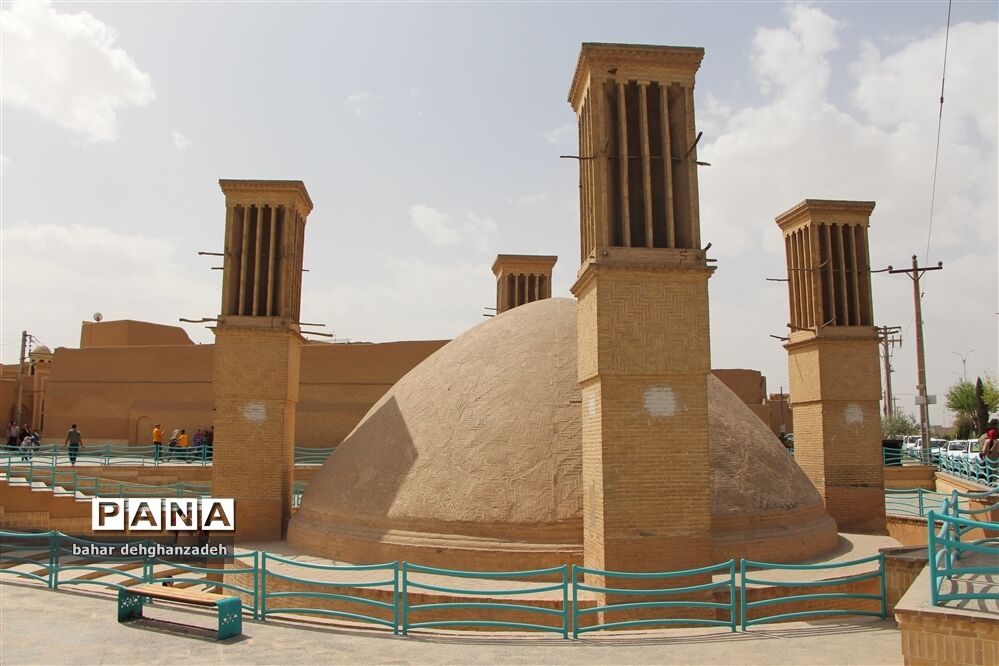 بازدید میهمانان نوروزی از آب‌انبار رستم گیو یزد