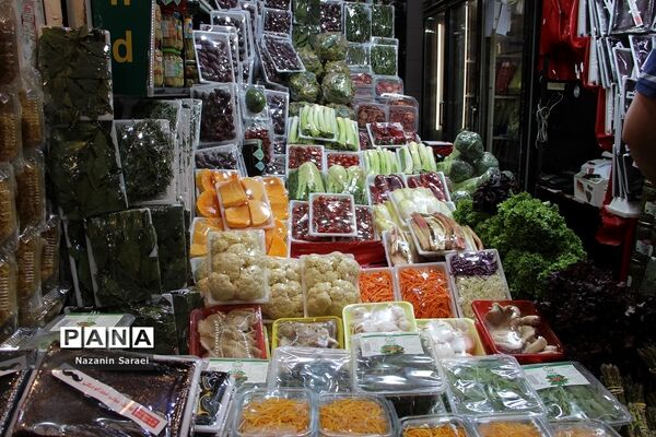 حال و هوای بازار میوه و سبزی‌جات منطقه تجریش تهران در نوروز ۱۴۰۱