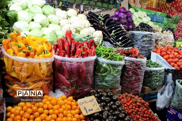 حال و هوای بازار میوه و سبزی‌جات منطقه تجریش تهران در نوروز ۱۴۰۱