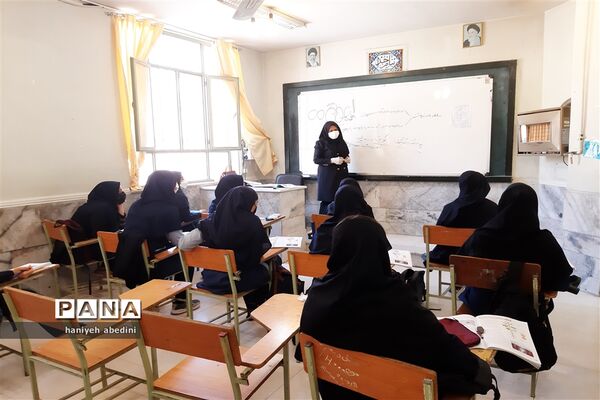 استقبال دانش‌آموزان دبیرستان سروش از بازگشایی حضوری مدارس