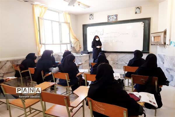 استقبال دانش‌آموزان دبیرستان سروش از بازگشایی حضوری مدارس