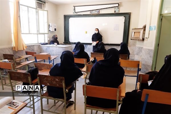 استقبال دانش‌آموزان دبیرستان سروش از بازگشایی حضوری مدارس