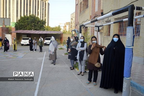 بازگشت به آموزش حضوری در دبستان شهید باهنر دوره اول و دوم شهرستان بوشهر