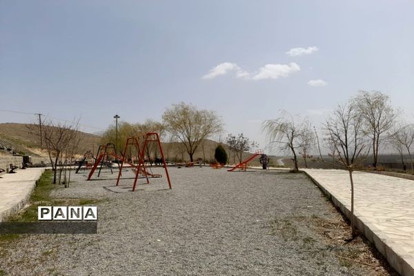 شهر «دستنا» در شروع بهار