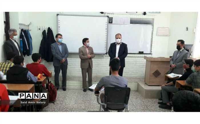بازدید فرماندار و مدیر آموزش و پرورش  از دبیرستان شاهد امام صادق کاشمر و پاسخگویی به دانش‌آموزان