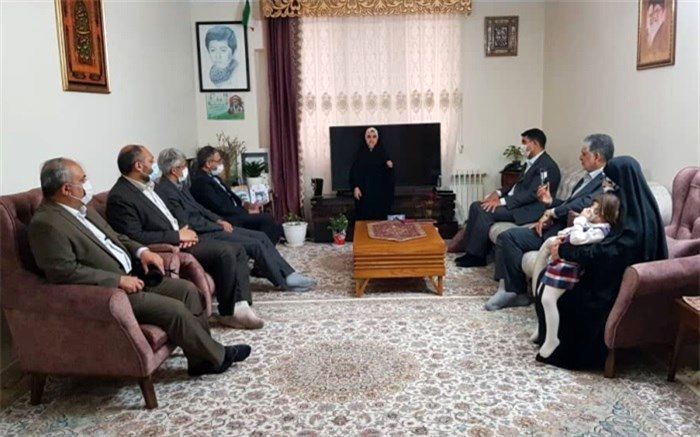 معاون وزیر آموزش و پرورش با  خانواده شهید در کرج دیدار کرد