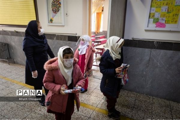 اجرای مراسم صبحگاهی پس از بازگشایی کامل مدارس، در دبستان امام سجاد (ع)