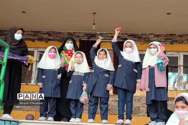 اجرای مراسم صبحگاهی پس از بازگشایی کامل مدارس، در دبستان امام سجاد (ع)