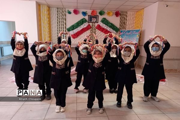 اجرای مراسم صبحگاهی پس از بازگشایی کامل مدارس، در دبستان امام سجاد (ع)