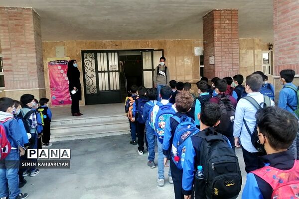 بازدید مدیرآموزش و پرورش شهرستان پردیس از روند برگزاری کلاس‌های حضوری دبستان دانش