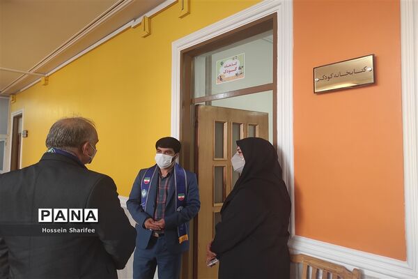 بازدید رئیس سازمان دانش‌آموزی فارس از کتابخانه دانش‌آموز