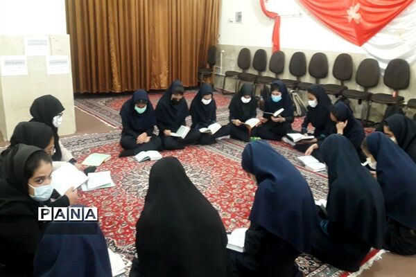 نماز جماعت دانش‌آموزان در مدارس شهرستان قرچک با آغاز آموزش حضوری