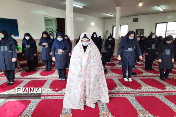 نماز جماعت دانش‌آموزان در مدارس شهرستان قرچک با آغاز آموزش حضوری