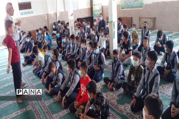 نماز جماعت دانش‌آموزان در مدارس شهرستان قرچک با آغاز آموزش حضوری