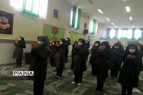 نماز جماعت دانش‌آموزان در مدارس شهرستان قرچک با آغاز آموزش حضوری