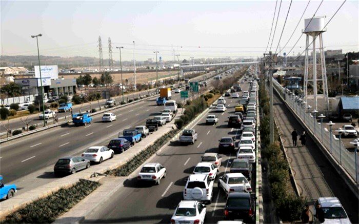 کاهش ۴ درصدی تردد در محورهای برون شهری نسبت به روز قبل 