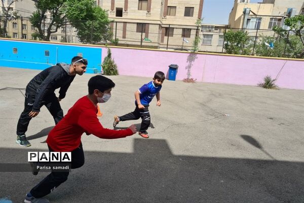 شور و نشاط دانش‌آموزان در دبستان فرهنگ پسران منطقه ۱۳