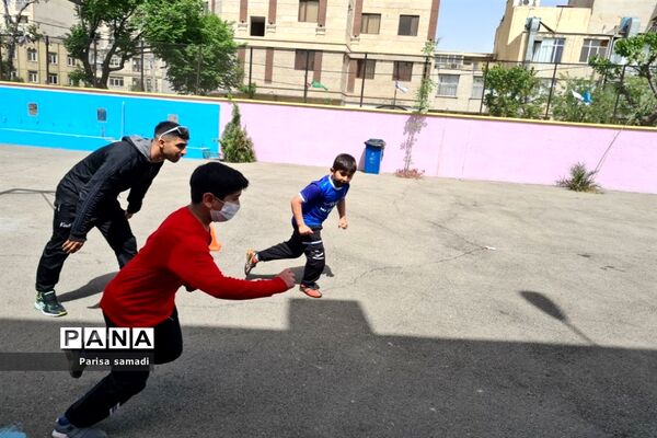 شور و نشاط دانش‌آموزان در دبستان فرهنگ پسران منطقه ۱۳