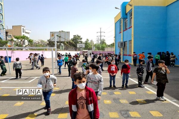 شور و نشاط دانش‌آموزان در دبستان فرهنگ پسران منطقه ۱۳