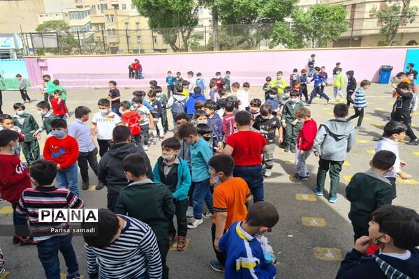 شور و نشاط دانش‌آموزان در دبستان فرهنگ پسران منطقه ۱۳