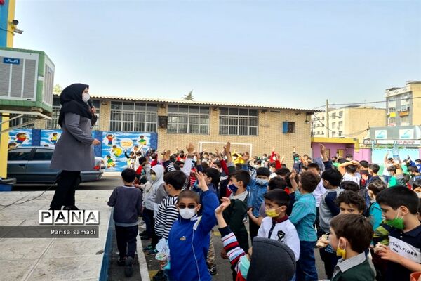 شور و نشاط دانش‌آموزان در دبستان فرهنگ پسران منطقه ۱۳