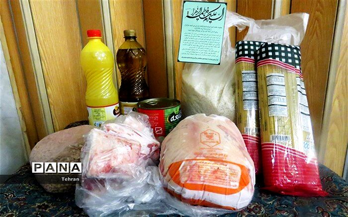 توزیع بسته های ارزاق میان خانواده های بی بضاعت در منطقه ۱۴
