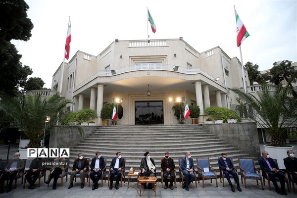دیدار جمعی از هنرمندان و پیشکسوتان عرصه‌های مختلف هنری با رئیس جمهوری