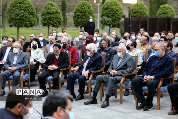دیدار جمعی از هنرمندان و پیشکسوتان عرصه‌های مختلف هنری با رئیس جمهوری