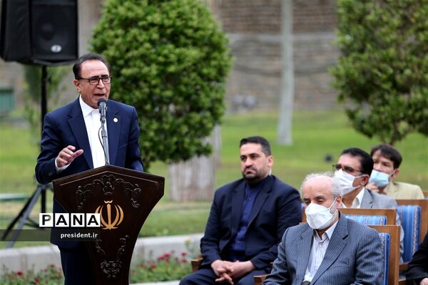 دیدار جمعی از هنرمندان و پیشکسوتان عرصه‌های مختلف هنری با رئیس جمهوری