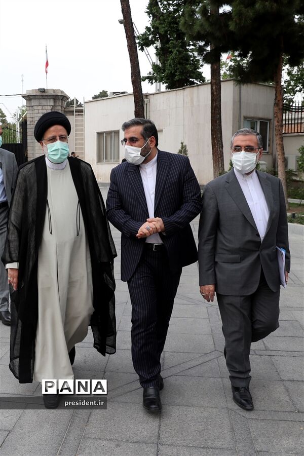 دیدار جمعی از هنرمندان و پیشکسوتان عرصه‌های مختلف هنری با رئیس جمهوری