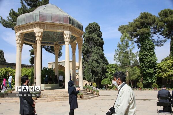 آیین عطرافشانی آرامگاه حافظ و قبور مشاهیر ادبی استان فارس
