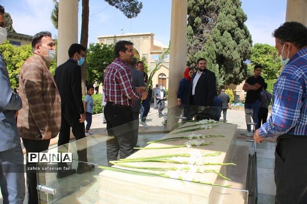 آیین عطرافشانی آرامگاه حافظ و قبور مشاهیر ادبی استان فارس