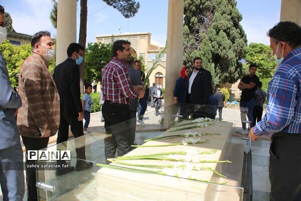 آیین عطرافشانی آرامگاه حافظ و قبور مشاهیر ادبی استان فارس