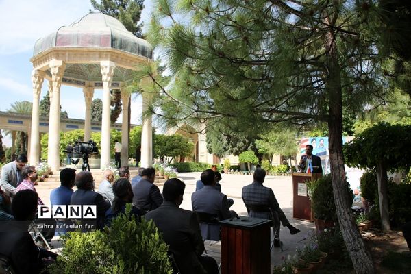 آیین عطرافشانی آرامگاه حافظ و قبور مشاهیر ادبی استان فارس