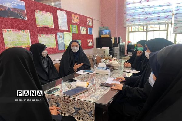 مناظره دانش‌آموزان پیشتاز مناطق یک و شش با موضوع نقش آموزش مجازی در فعالیت‌های آموزشی و پرورشی