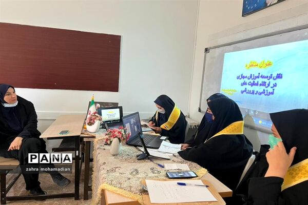 مناظره دانش‌آموزان پیشتاز مناطق یک و شش با موضوع نقش آموزش مجازی در فعالیت‌های آموزشی و پرورشی