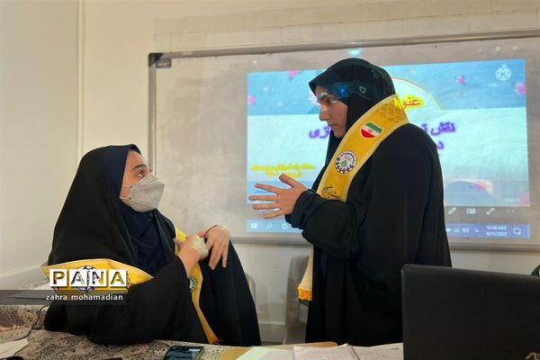 مناظره دانش‌آموزان پیشتاز مناطق یک و شش با موضوع نقش آموزش مجازی در فعالیت‌های آموزشی و پرورشی