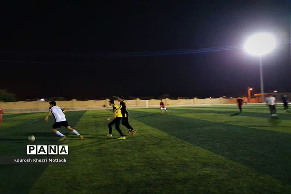 زنگ ورزش دانش‌آموزان دبیرستان شهید دستغیب کازرون  بعد از افطار در زمین چمن