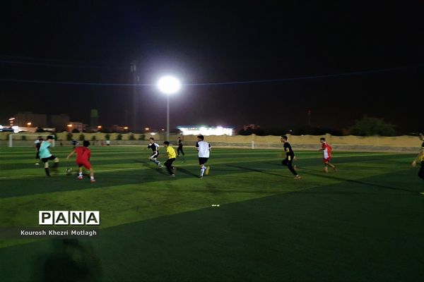 زنگ ورزش دانش‌آموزان دبیرستان شهید دستغیب کازرون  بعد از افطار در زمین چمن