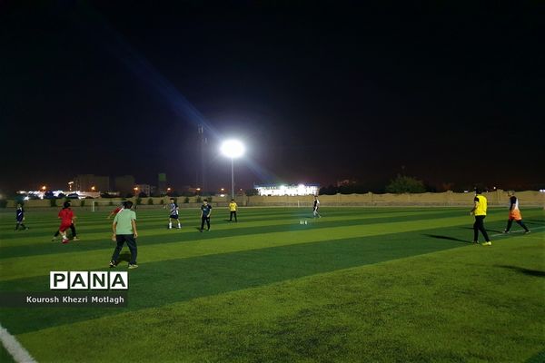 زنگ ورزش دانش‌آموزان دبیرستان شهید دستغیب کازرون  بعد از افطار در زمین چمن