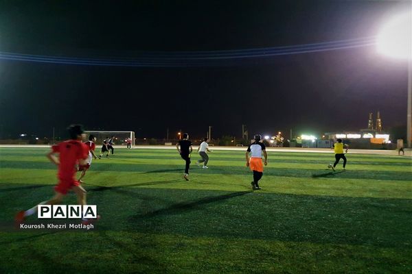 زنگ ورزش دانش‌آموزان دبیرستان شهید دستغیب کازرون  بعد از افطار در زمین چمن