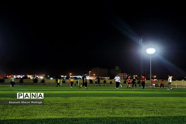 زنگ ورزش دانش‌آموزان دبیرستان شهید دستغیب کازرون  بعد از افطار در زمین چمن