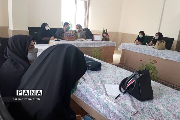 برگزاری جلسه هم‌اندیشی مشاوران و مدیران هنرستان‌ها در رودهن
