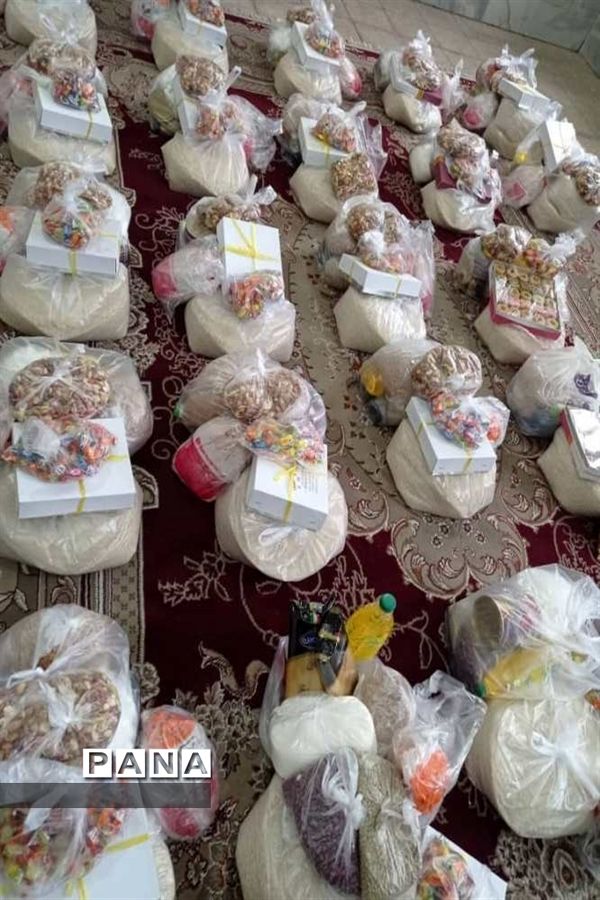 محفل انس با قرآن و اهدای بسته‌های معیشتی درآموزشگاه‌های ناحیه یک  مشهد