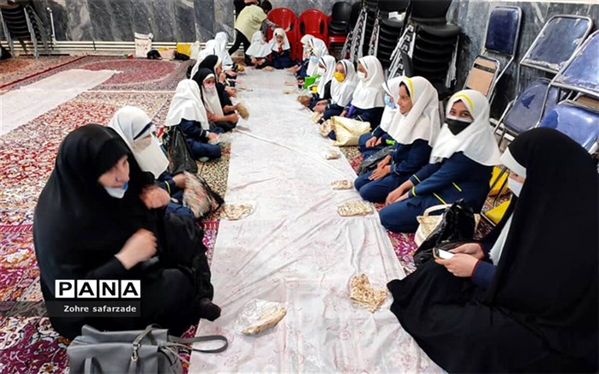 سفره‌های افطاری در مدارس، صحنه بروز مشارکت معنوی و مذهبی برای دانش‌آموزان است