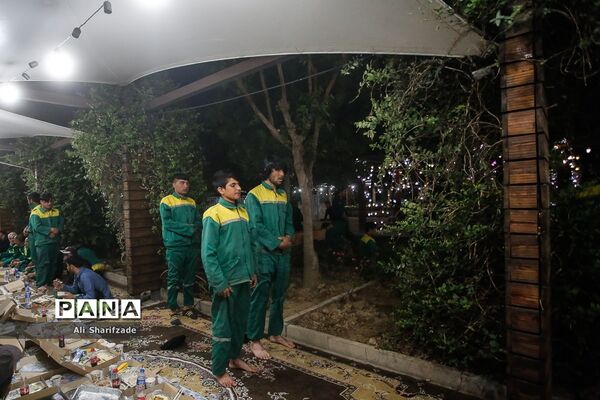 بازدید رسانه‌ای از پارک‌های مادر و کودک و مراسم افطار شهردار تهران با پاکبانان