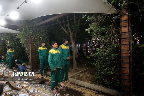 بازدید رسانه‌ای از پارک‌های مادر و کودک و مراسم افطار شهردار تهران با پاکبانان
