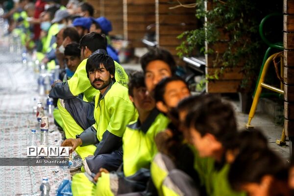بازدید رسانه‌ای از پارک‌های مادر و کودک و مراسم افطار شهردار تهران با پاکبانان