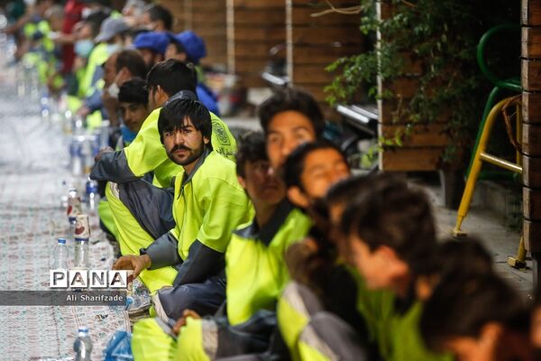 بازدید رسانه‌ای از پارک‌های مادر و کودک و مراسم افطار شهردار تهران با پاکبانان