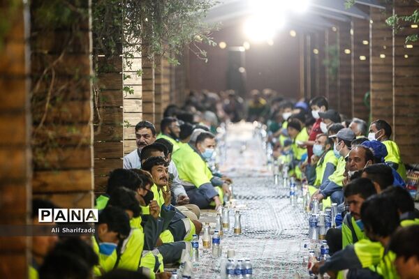بازدید رسانه‌ای از پارک‌های مادر و کودک و مراسم افطار شهردار تهران با پاکبانان